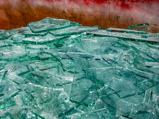 Gebrochenes Flachglas im Wertstoff Container © focus finder