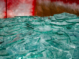 Gebrochenes Flachglas im Wertstoff Container © focus finder