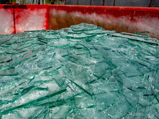 Gebrochenes Flachglas im Wertstoff Container © focus finder