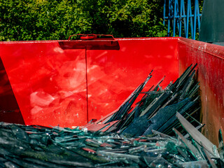 Gebrochenes Flachglas im Wertstoff Container © focus finder