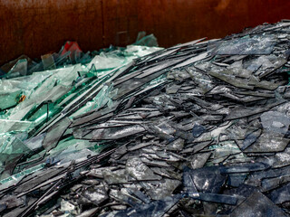 Gebrochenes Flachglas im Wertstoff Container © focus finder