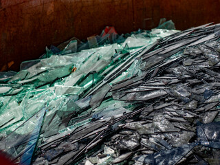 Gebrochenes Flachglas im Wertstoff Container © focus finder