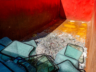 Gebrochenes Flachglas im Wertstoff Container © focus finder