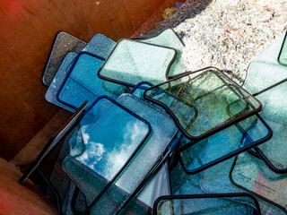 Gebrochenes Flachglas im Wertstoff Container © focus finder