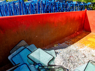 Gebrochenes Flachglas im Wertstoff Container © focus finder