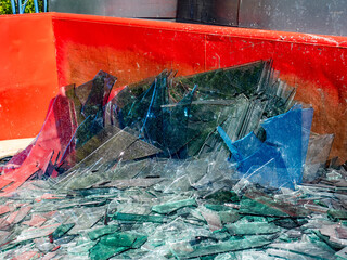 Gebrochenes Flachglas im Wertstoff Container © focus finder