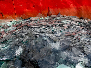 Gebrochenes Flachglas im Wertstoff Container © focus finder