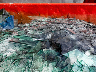 Gebrochenes Flachglas im Wertstoff Container © focus finder