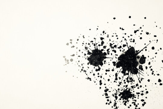 白黒のインクで描いた右下に三つの飛沫が集まる余白背景のオープニング素材