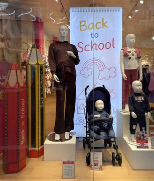 Escaparate con tem&aacute;tica Back to School con maniqu&iacute;es de una mujer embarazada, un ni&ntilde;o, una ni&ntilde;a y de un beb&eacute; en una silla de paseo, de una tienda Pr&eacute;natal en Madrid, Espa&ntilde;a, 12 de septiembre de 2026