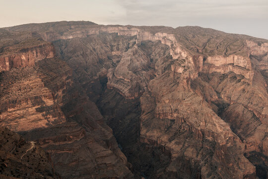 Canyon roccioso nel paesaggio montano dell Oman