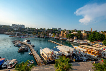 Obraz premium Antalya, Turkey - August 27, 2026: The image shows a historic cobblestone street in Kaleiçi, the old town of Antalya, Türkiye, featuring traditional Ottoman-style architecture and ancient stone. Histo