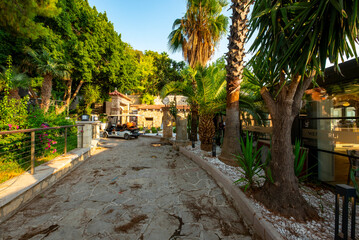 Obraz premium Antalya, Turkey - August 27, 2026: The image shows a historic cobblestone street in Kaleiçi, the old town of Antalya, Türkiye, featuring traditional Ottoman-style architecture and ancient stone. Histo