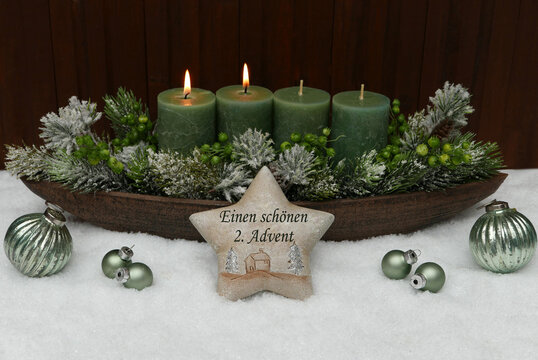 Stimmungsvolle Adventsgesteck zum 2. Advent, mit gr&uuml;nen Kerzen und dem Schriftzug einem sch&ouml;nen 2. Advent.