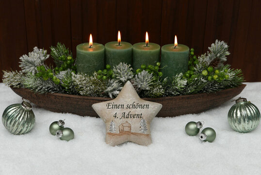 Stimmungsvolle Adventsgesteck zum 4. Advent, mit gr&uuml;nen Kerzen und dem Schriftzug einem sch&ouml;nen 4.. Advent.