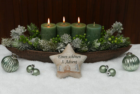 Stimmungsvolle Adventsgesteck zum 3. Advent, mit gr&uuml;nen Kerzen und dem Schriftzug einem sch&ouml;nen 3. Advent.