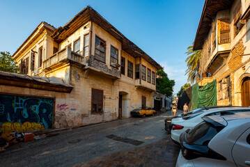 Obraz premium Antalya, Turkey - August 27, 2026: The image shows a historic cobblestone street in Kaleiçi, the old town of Antalya, Türkiye, featuring traditional Ottoman-style architecture and ancient stone. Histo