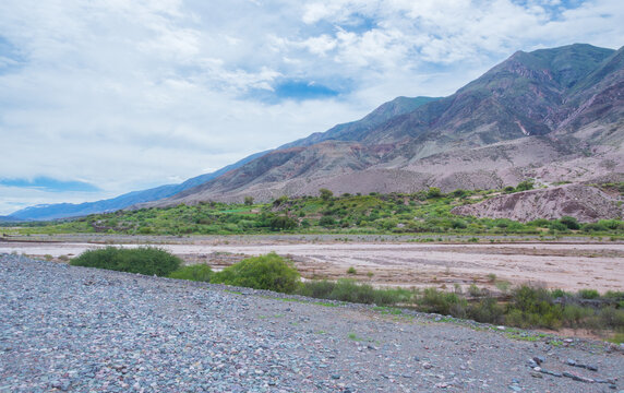 Cerros y v&iacute;as ferroviarias junto a la Ruta Nacional 9 camino a Tilcara, Jujuy, Argentina