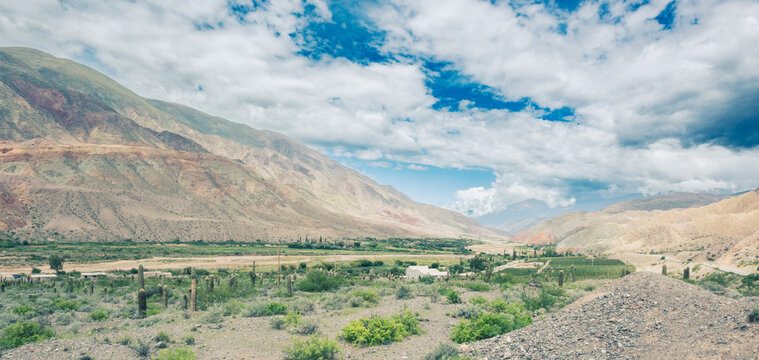 Cerros y v&iacute;as ferroviarias junto a la Ruta Nacional 9 camino a Tilcara, Jujuy, Argentina