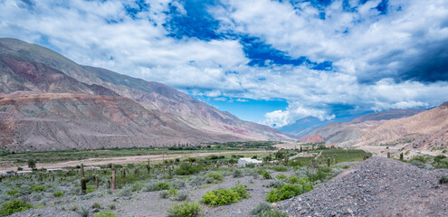 Fototapeta premium Cerros y vías ferroviarias junto a la Ruta Nacional 9 camino a Tilcara, Jujuy, Argentina