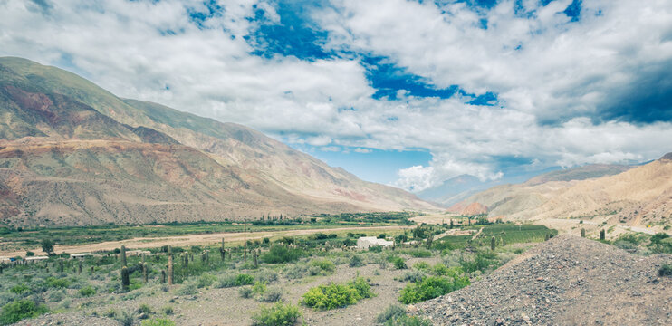 Cerros y v&iacute;as ferroviarias junto a la Ruta Nacional 9 camino a Tilcara, Jujuy, Argentina