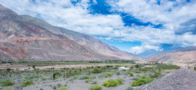 Cerros y v&iacute;as ferroviarias junto a la Ruta Nacional 9 camino a Tilcara, Jujuy, Argentina