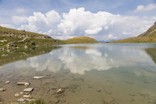 Vue panoramique sur le lac Marloup aux Arcs 2000 sur le versant nord du massif de la Vanoise en Tarentaise, sentier de randonn&eacute;e et montagnes des Alpes fran&ccedil;aises