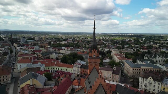 Tarn&oacute;w - Polska 
Piękny duży kości&oacute;ł i rynek znany na całą Polske. Znana atrakcja turystyczna nagrana dronem z powietrza, ujęcie kinowe. Rynek, kamienice, kości&oacute;ł, panorama miasta z drona