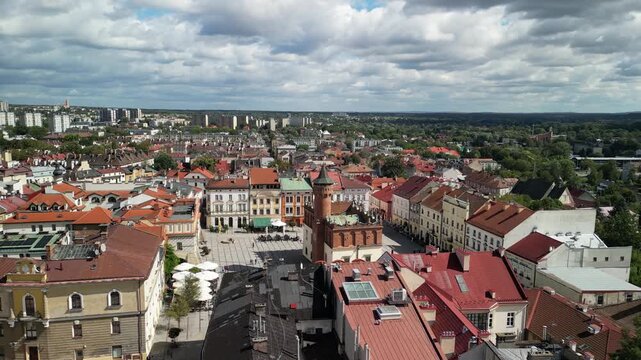 Tarn&oacute;w - Polska 
Piękny duży kości&oacute;ł i rynek znany na całą Polske. Znana atrakcja turystyczna nagrana dronem z powietrza, ujęcie kinowe. Rynek, kamienice, kości&oacute;ł, panorama miasta z drona