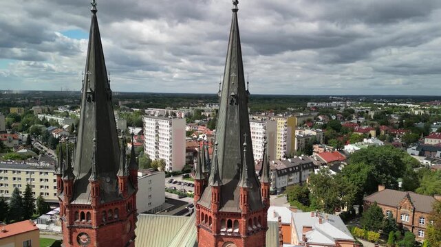 Tarn&oacute;w - Polska 
Piękny duży kości&oacute;ł i rynek znany na całą Polske. Znana atrakcja turystyczna nagrana dronem z powietrza, ujęcie kinowe. Rynek, kamienice, kości&oacute;ł, panorama miasta z drona