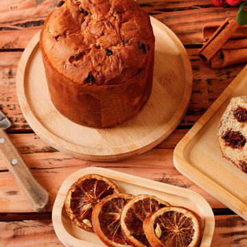 Panettone filled with creamy chocolate on a wooden table during Christmas festivities.