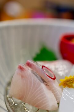 カンパチの刺身を中心にした刺身盛り合わせのクローズアップ