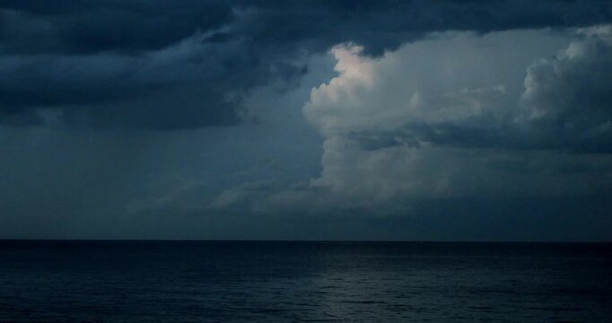 Fulmini all'orizzonte sul mare