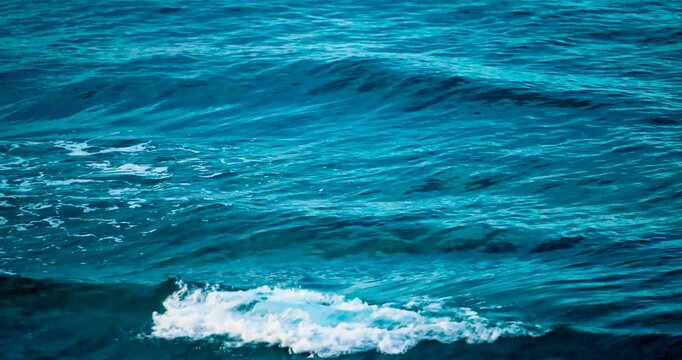 Paesaggio marino con onde in diagonale