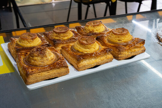 Flanesa pastries, Argentine fusion of flan and Danish pastry, displayed in bakery