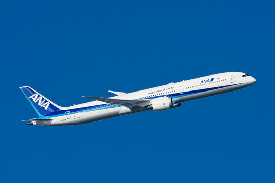 羽田空港を離陸する全日空の旅客機 Boeing 787-10 ドリームライナー (JA981A)