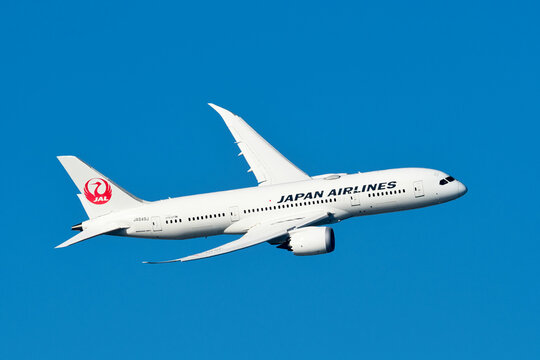 羽田空港を離陸する日本航空の旅客機 Boeing 787-8 Dreamliner (JA849J)