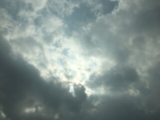 Obraz premium Light streaming through the clouds