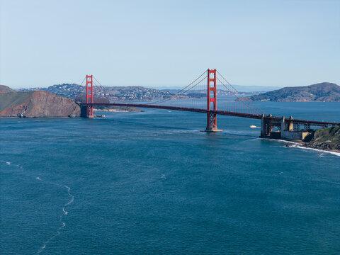 Golden Gate Bridge, Baker Beach and coastal homes in San Francisco, California, USA on a clear day. g
