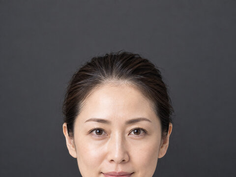正面から見た女性の生え際と額の産毛