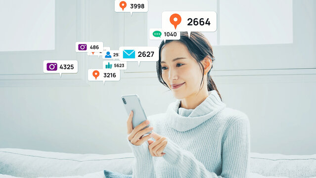 スマホをつかう女性とソーシャルネットワーク