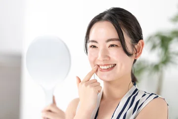 Fotobehang Bosdieren 歯を見る女性　  © naka