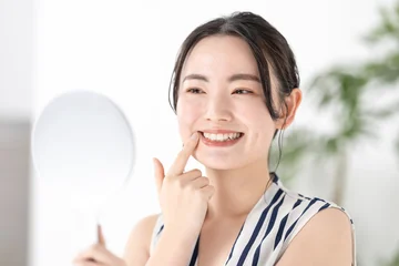Fotobehang Bosdieren 歯を見る女性　  © naka