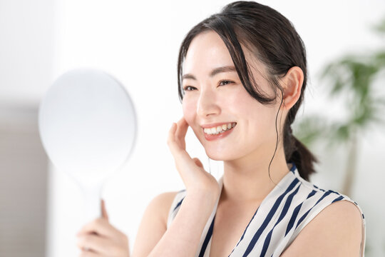 歯を見る女性　