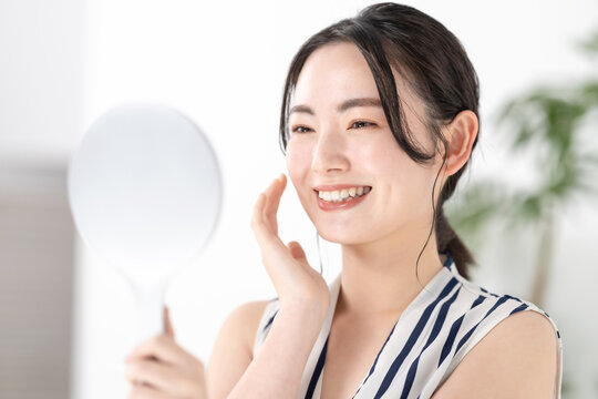 歯を見る女性　