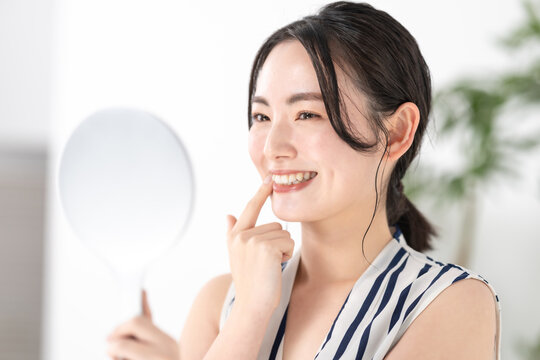 歯を見る女性　