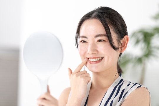 歯を見る女性　