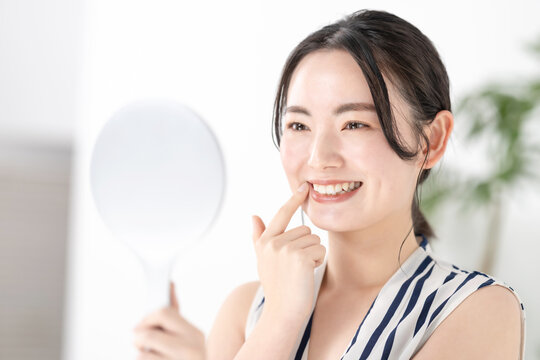 歯を見る女性　