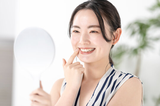 歯を見る女性　