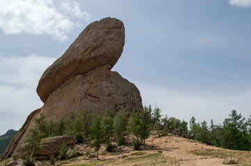 Turtle Rock balanced on a hillside, Gorkhi-Terelj National Park, Mongolia © 由季 中山